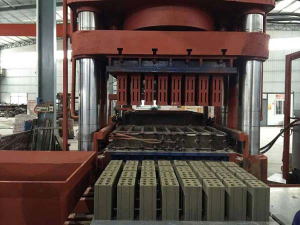 1000吨双向静压砖机生产多(duō)孔砖